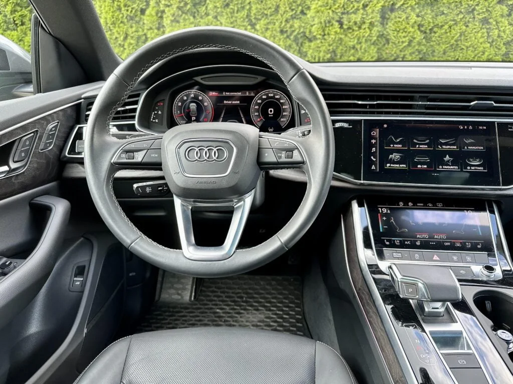 Audi Q8 - Amber Drive