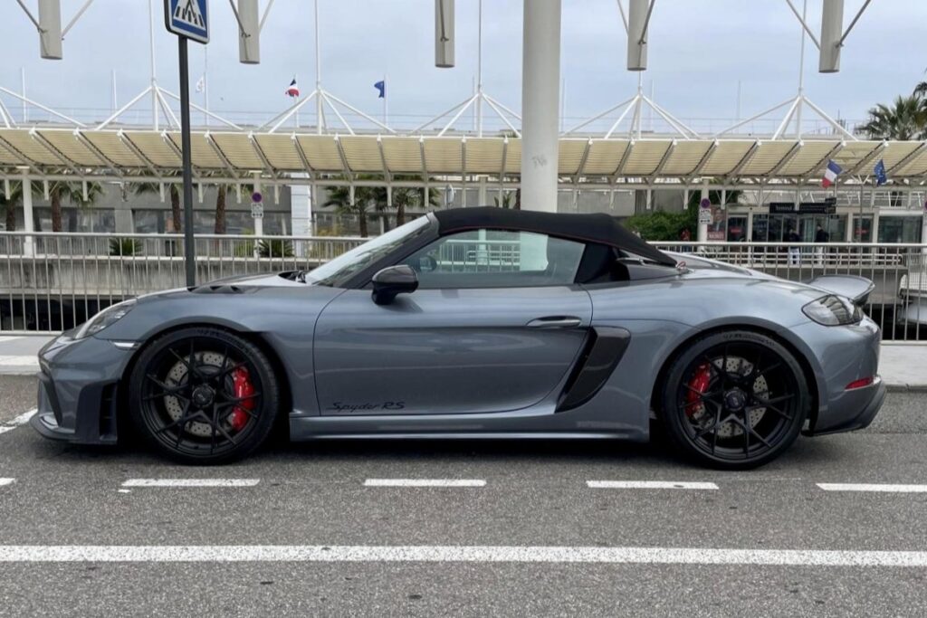 Porsche 718 Spyder RS Airport Side