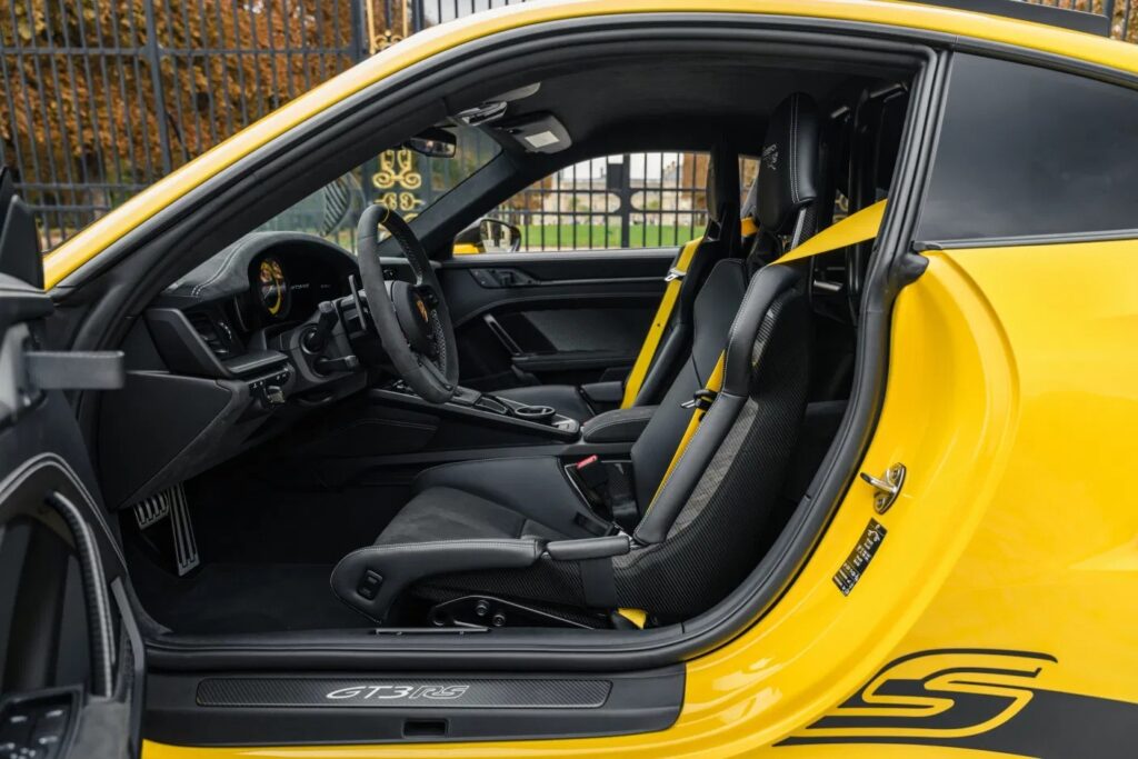 imgi_67_Porsche-992-GT3-RS-Yellow-Interior-5